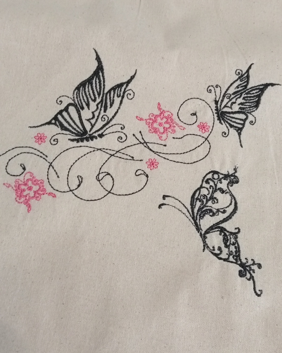Broderie papillon todbag la roche sur yon décoration 4